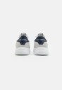 klasyczne-sneakersy-karl-lagerfeld