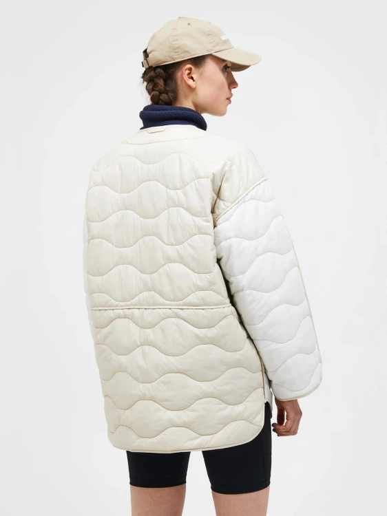 G79736030-peak-performance-quilted-oversized-avid-beige