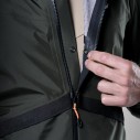 lekka-funkcjonalna-kurtka-meska-salewa-puez-ptx-hybrid-zielona-wiatro-i-wodoodporna
