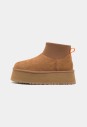 damskie-ugg-na-koturnie-bezowe