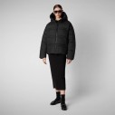 czarna-kurtka-damska-o-kroju-oversize