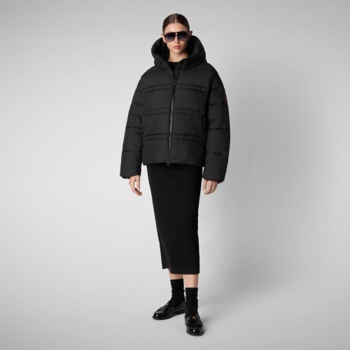 czarna-kurtka-damska-o-kroju-oversize