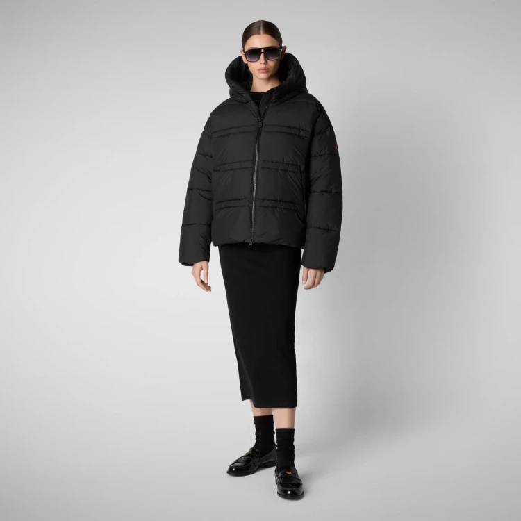 czarna-kurtka-damska-o-kroju-oversize