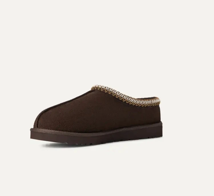 brazowe-wsuwane-kapcie-meskie-ugg-tasman