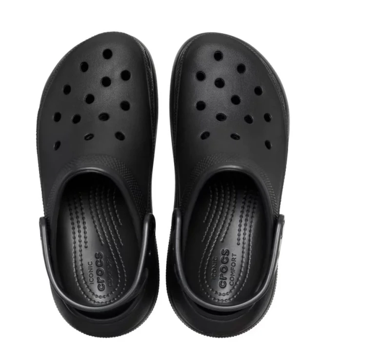 czarne-klapki-crocs-na-koturnie