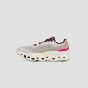 kolorowe-sportowe-buty-damskie-on-running-cloudmonster-silver-ivory