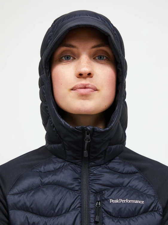 czarna-kurtka-damska-hybryda-peak-performance