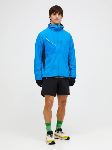 niebieska-kurtka-peak-performance-biegowa-ocieplona