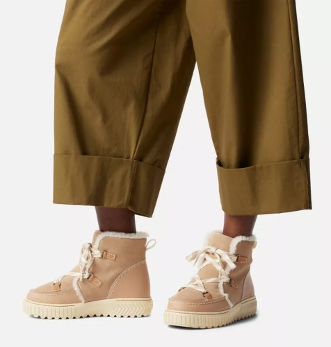 sorel-ona-ave-alpine-boot-wp-dusty-tan-stylizacja.jpg
