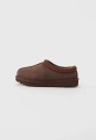 kapcie-damskie-ugg-czekoladowe-tasman-ii-burnt-cedar-1174470-bok.jpg