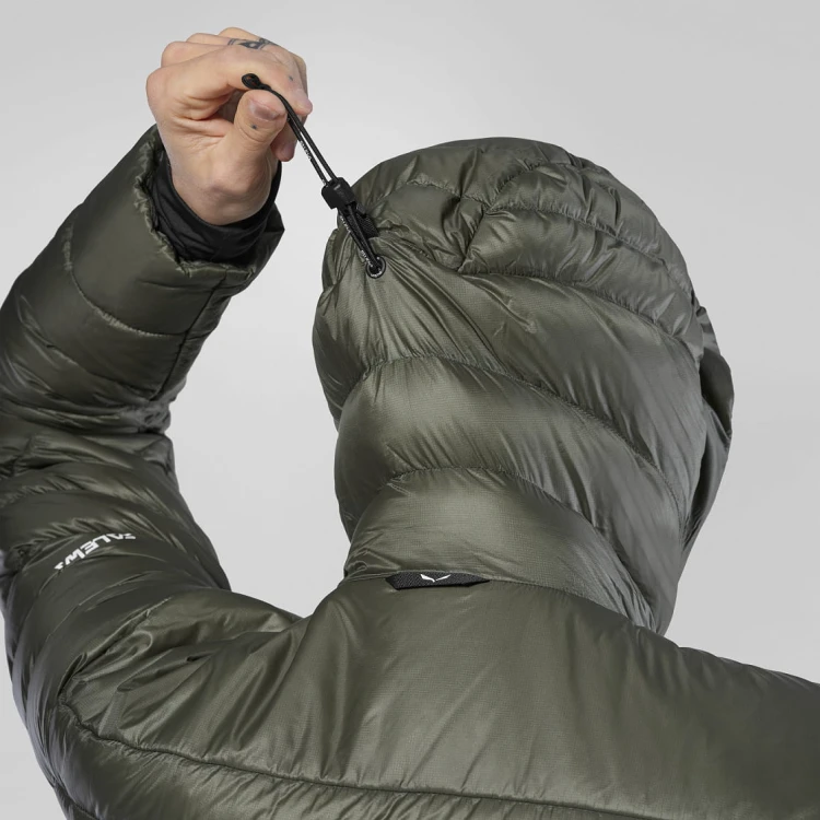 salewa-ortles-medium-3-rds-down-jacket-men-faded-green-kurtka-puchowa-meska-03.jpg