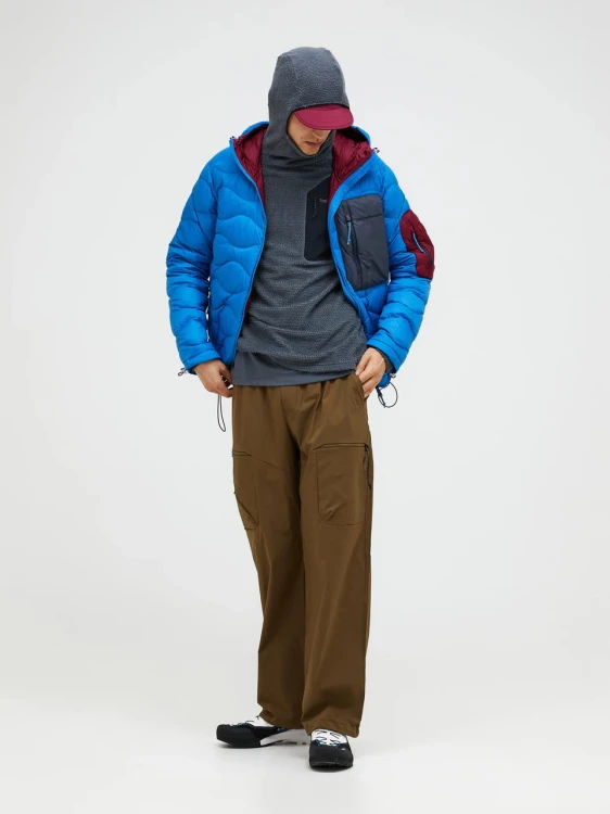 kurtka-meska-peak-performance-helium-utility-down-hood-azure-ascent-stylizacja