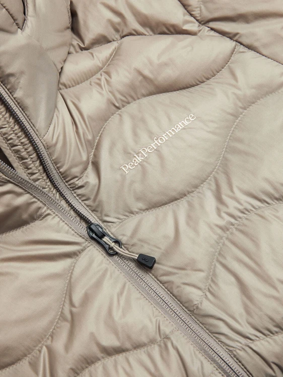 plaszcz-damski-puchowy-peak-performance-helium-down-avid-beige-pikowanie