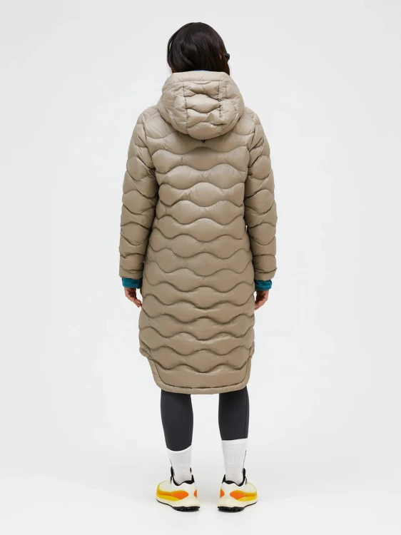 plaszcz-damski-puchowy-peak-performance-helium-down-avid-beige-tyl