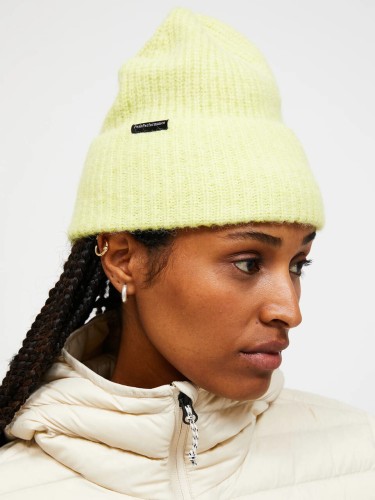 czapka-peak-performance-woolblend-crystal-green-na-modelce