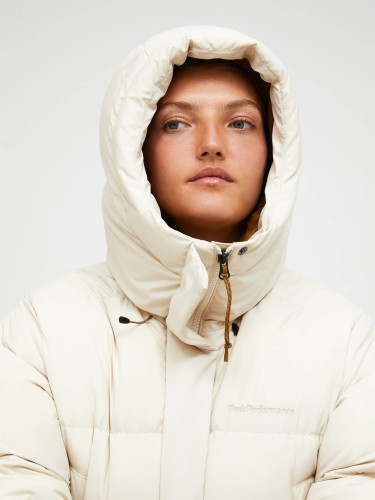 kurtka-parka-puchowa-damska-peak-performance-quiver-down-sand-fog-kaptur