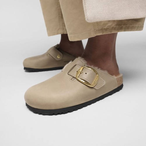 klapki-chodaki-damskie-birkenstock-boston-big-buckle-shearling-tabacco-brown-na-modelce