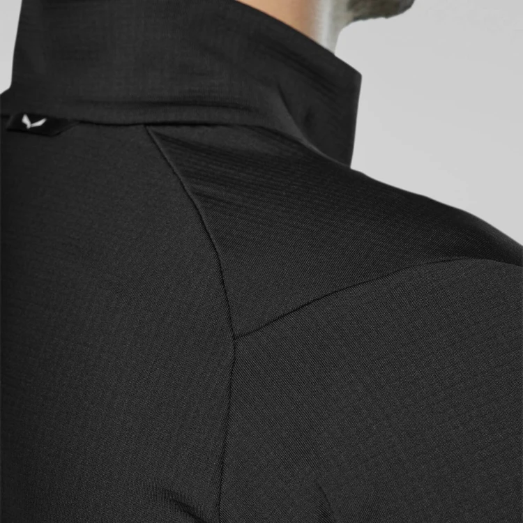bluza-meska-salewa-puez-cammino-polarlite-black-out-detal-logo