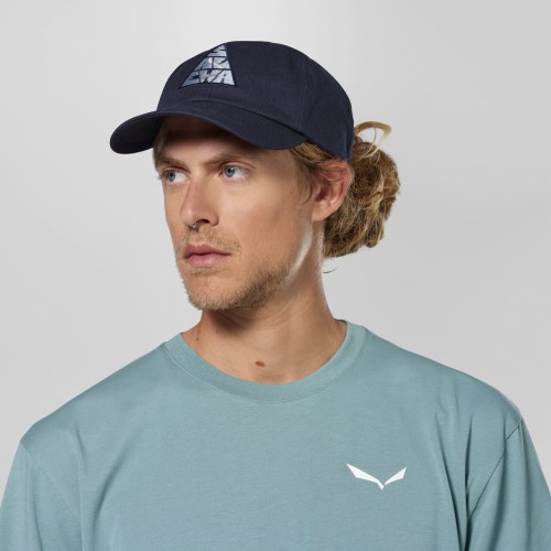 czapka-z-daszkiem-salewa-graphic-navy-na-modelu.jpg