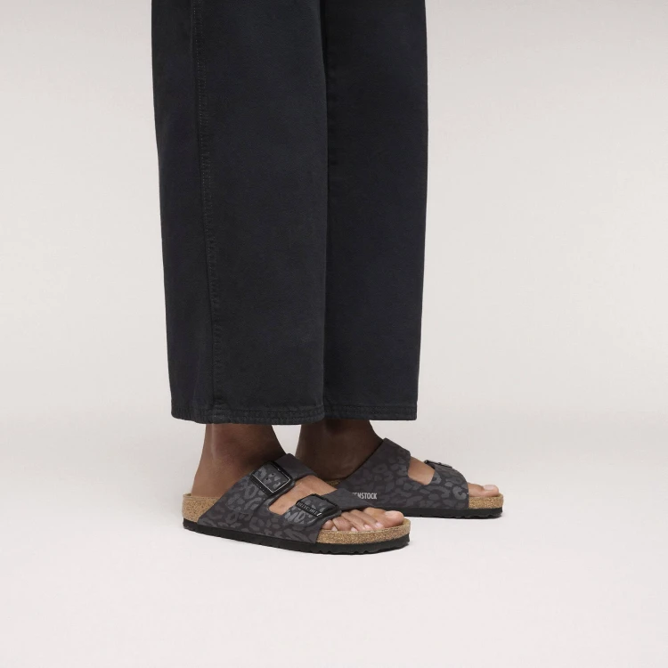 klapki-damskie-birkenstock-arizona-bs-leo-black-na-modelce