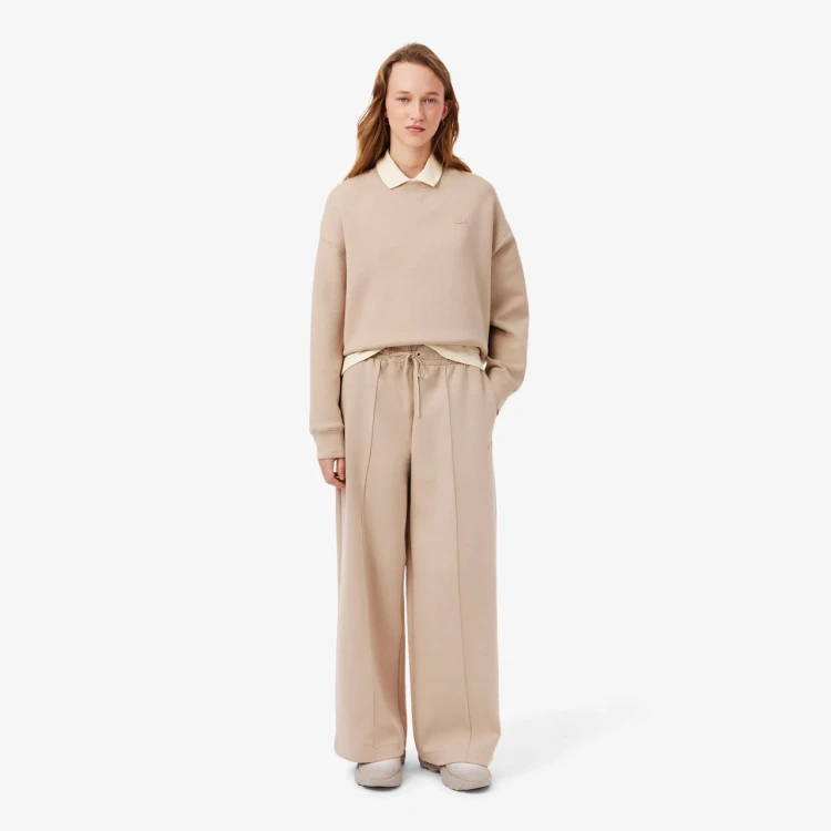 damskie-spodnie-dresowe-lacoste-wide-leg-jersey-beige-na-modelce