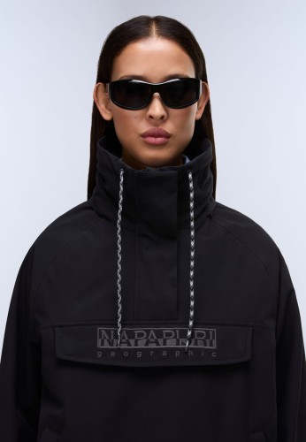 napapijri-rainforest-dune-anorak-damski-czarny-przod-logo-geographic-zblizenie