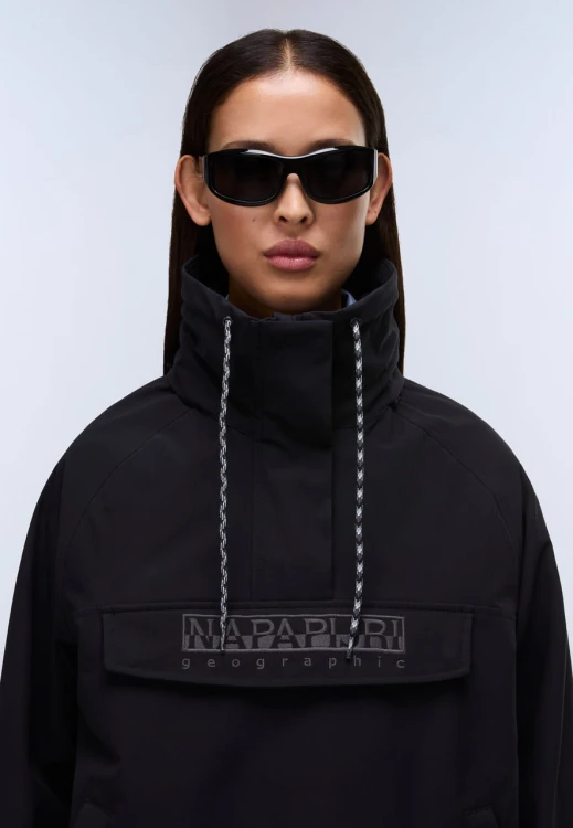 napapijri-rainforest-dune-anorak-damski-czarny-przod-logo-geographic-zblizenie