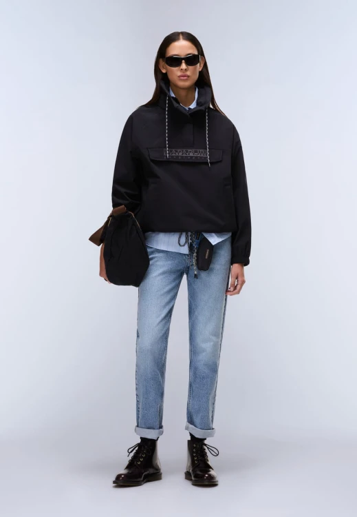 napapijri-rainforest-dune-anorak-damski-czarny-stylizacja-cala-sylwetka