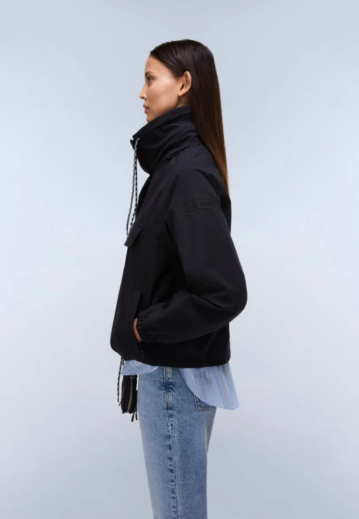 napapijri-rainforest-dune-anorak-damski-czarny-naszywka-na-rekawie