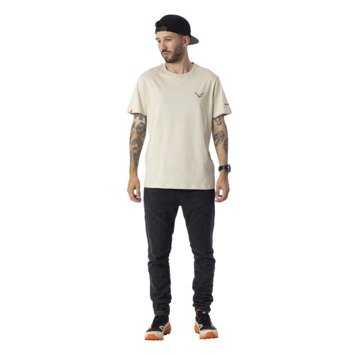 koszulka-meska-dynafit-24/7-graphic-7961-overcast-trail-crew-leo-na-modelu