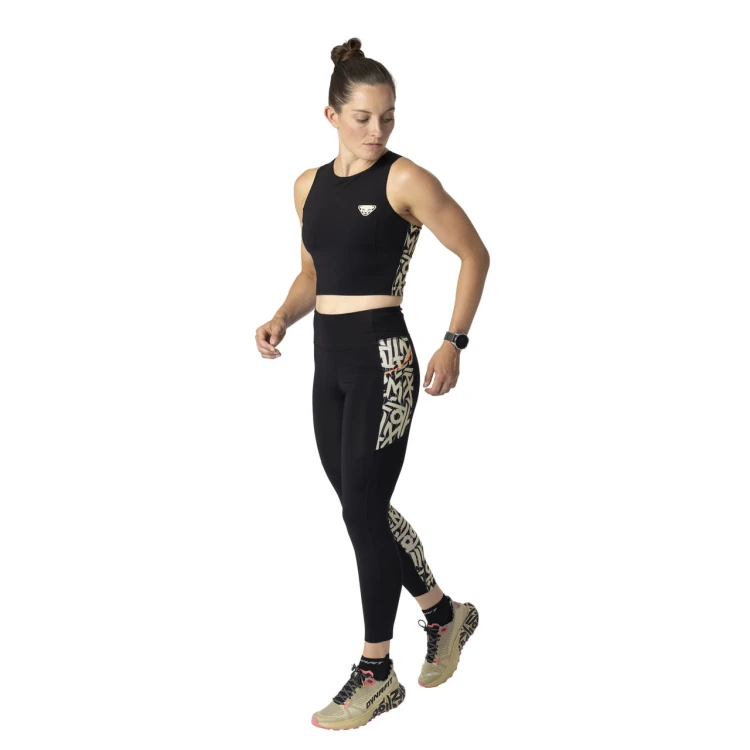 top-damski-dynafit-trail-crop-top-0912-black-out-na-modelce