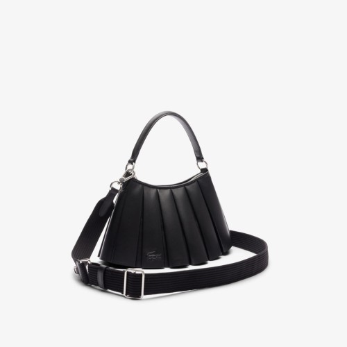 lacoste-small-lenglen-leather-bag-nu5011dp-000-noir-czarna-torebka-plisy-widok-pod-katem-pasek