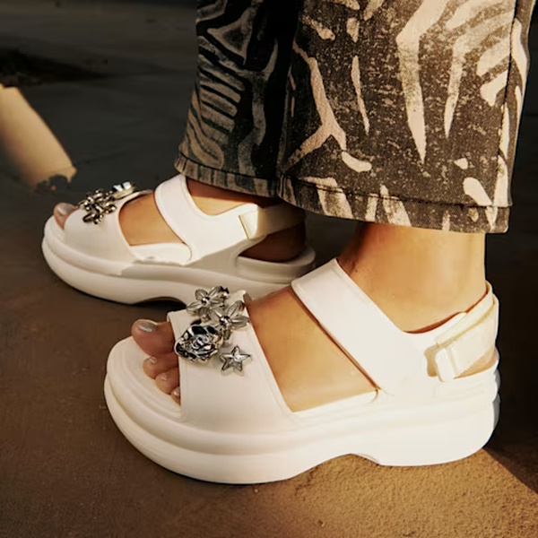 kremowe-sandaly-damskie-na-platformiecrocs-soho-y-strap-chalk-na-modelce