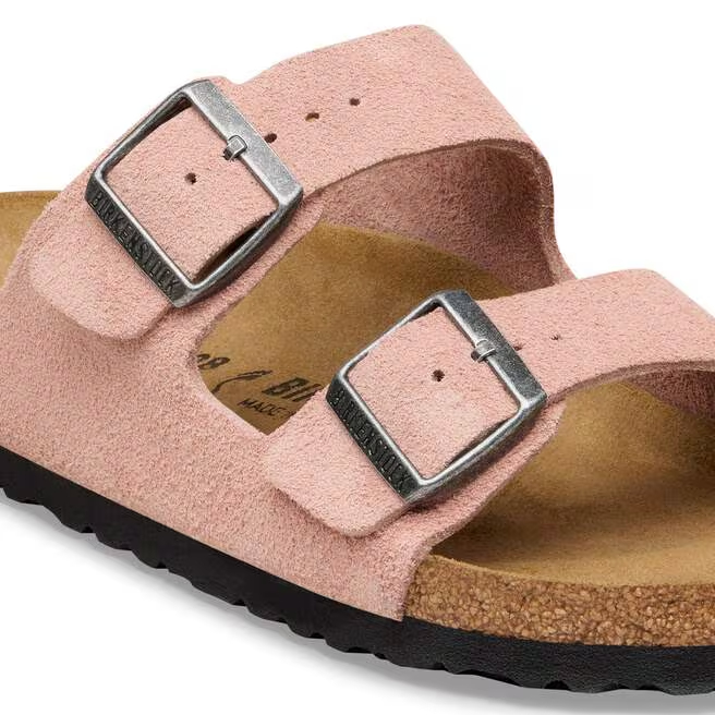 klapki-damskie-birkenstock-arizona-bs-suede-pink-clay-detal-dwie-metalowe-sprzaczki