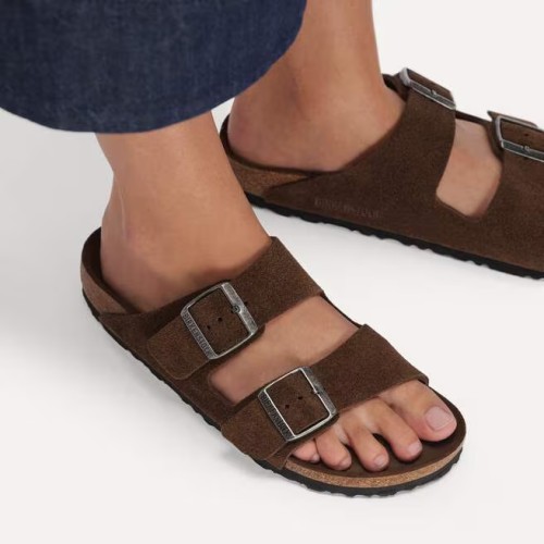 klapki-damskie-birkenstock-arizona-bs-suede-carafe-tonal-na-modelce