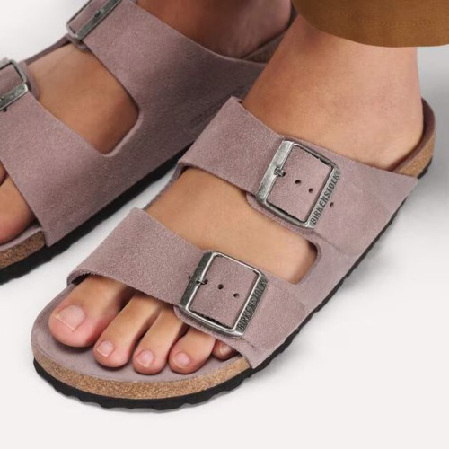 klapki-damskie-birkenstock-arizona-bs-suede-faded-purple-tonal-na-modelce