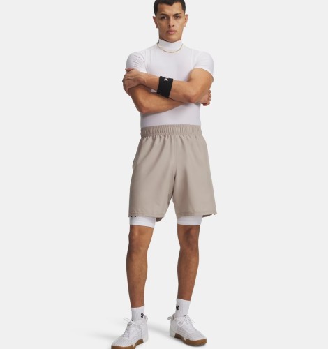 meskie-spodenki-under-armour-tech-woven-wordmark-timberwolf-taupe-stylizacja-na-modelu