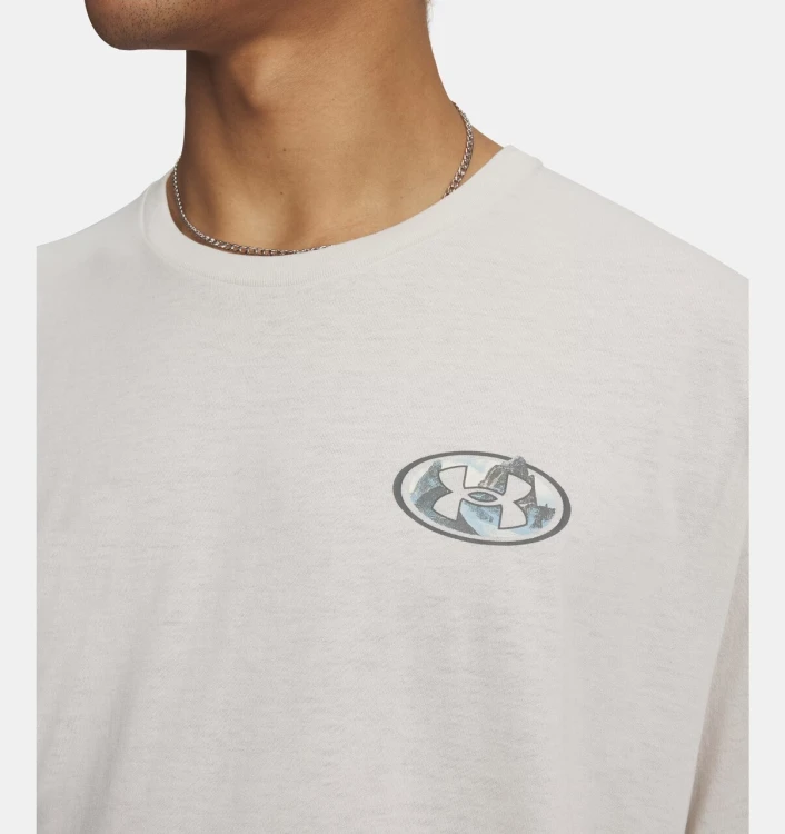 koszulka-meska-under-armour-mountain-photoreal-stone-tyl-detal-logo