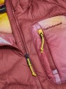 kurtka-damska-peak-performance-helium-aop-utility-down-hood-detal-kieszeni