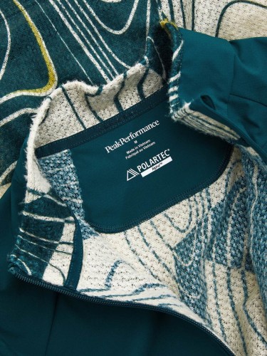 bluza-meska-peak-performance-freelight-alpha-direct-half-zip-line-logo-aop-detal-logo