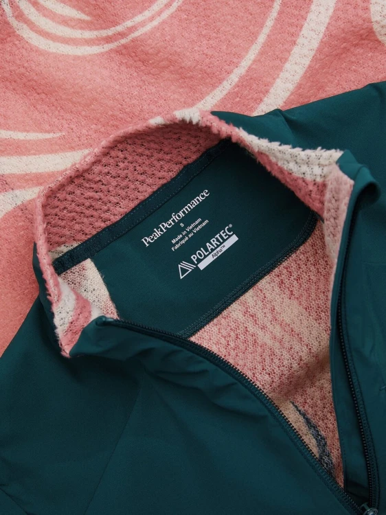 bluza-damska-peak-performance-freelight-alpha-half-zip-swirl-map-aop-detal-logo
