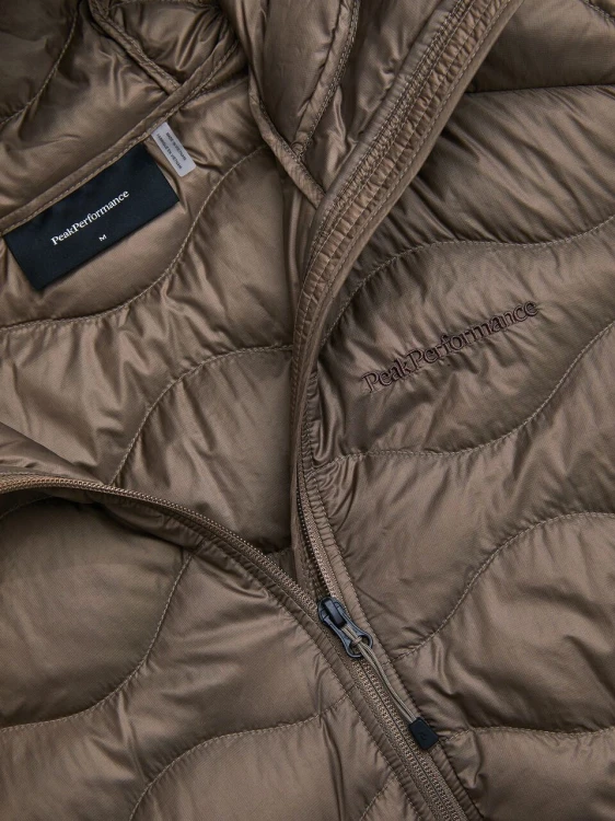 puchowa-kurtka-meska-peak-performance-helium-down-hood-terrain-tan-detal-logo