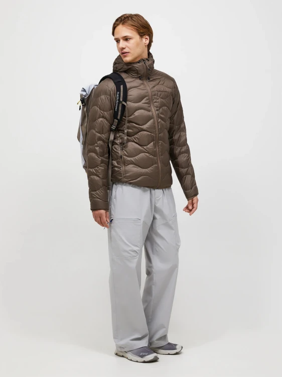 puchowa-kurtka-meska-peak-performance-helium-down-hood-terrain-tan-na-modelu