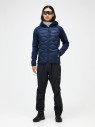 kurtka-meska-peak-performance-helium-down-hybrid-hood-blue-shadow-na-modelu-stylizacja