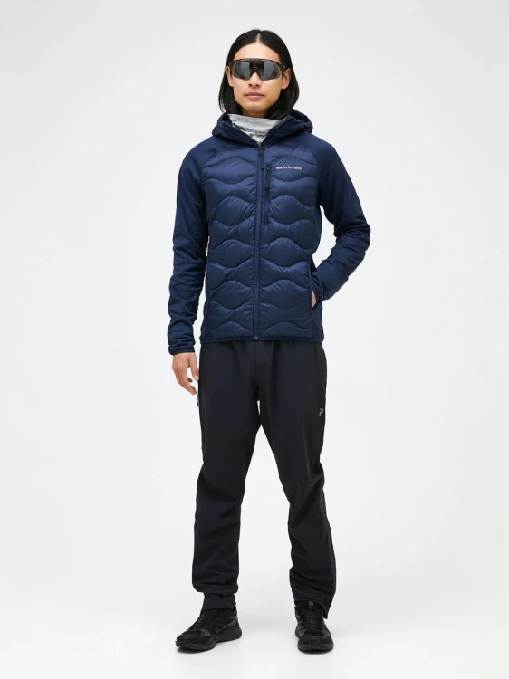 kurtka-meska-peak-performance-helium-down-hybrid-hood-blue-shadow-na-modelu-stylizacja