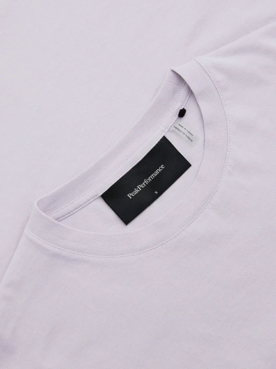 koszulka-damska-peak-performance-original-small-logo-misty-lavender-detal-logo