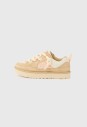 buty-ugg-lo-lowmel-mesh-sand-castle-multi-1175300-sdcst-bok.jpg