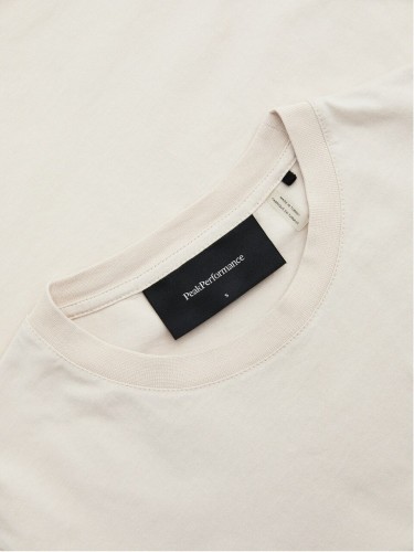 koszulka-damska-peak-performance-original-small-logo-sand-fog-detal-logo