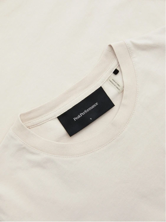 koszulka-damska-peak-performance-original-small-logo-sand-fog-detal-logo