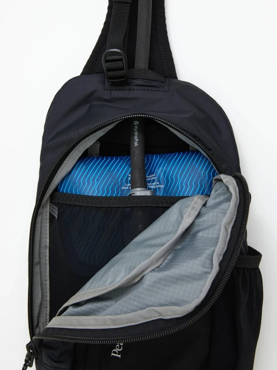czarna-torba-peak-performance-oudoor-sling-bag-black-miejsce-na-buklak